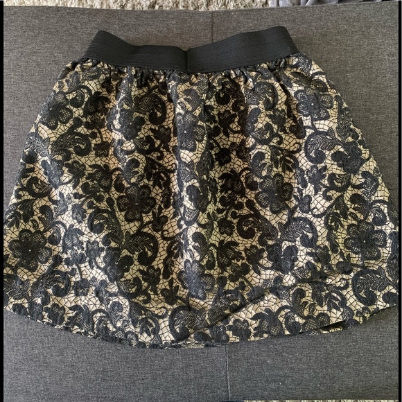AQUA size M black and nude lace skirt , used but great condition - Picture 2 of 4